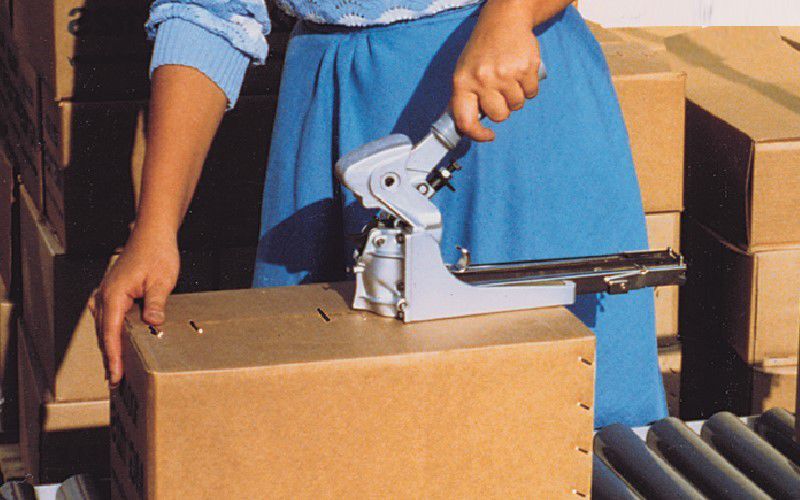 Giải Pháp Đóng Gói Logistics: Dụng Cụ Bấm Ghim Thùng Carton và Máy Đóng Ghim Chuyên Nghiệp