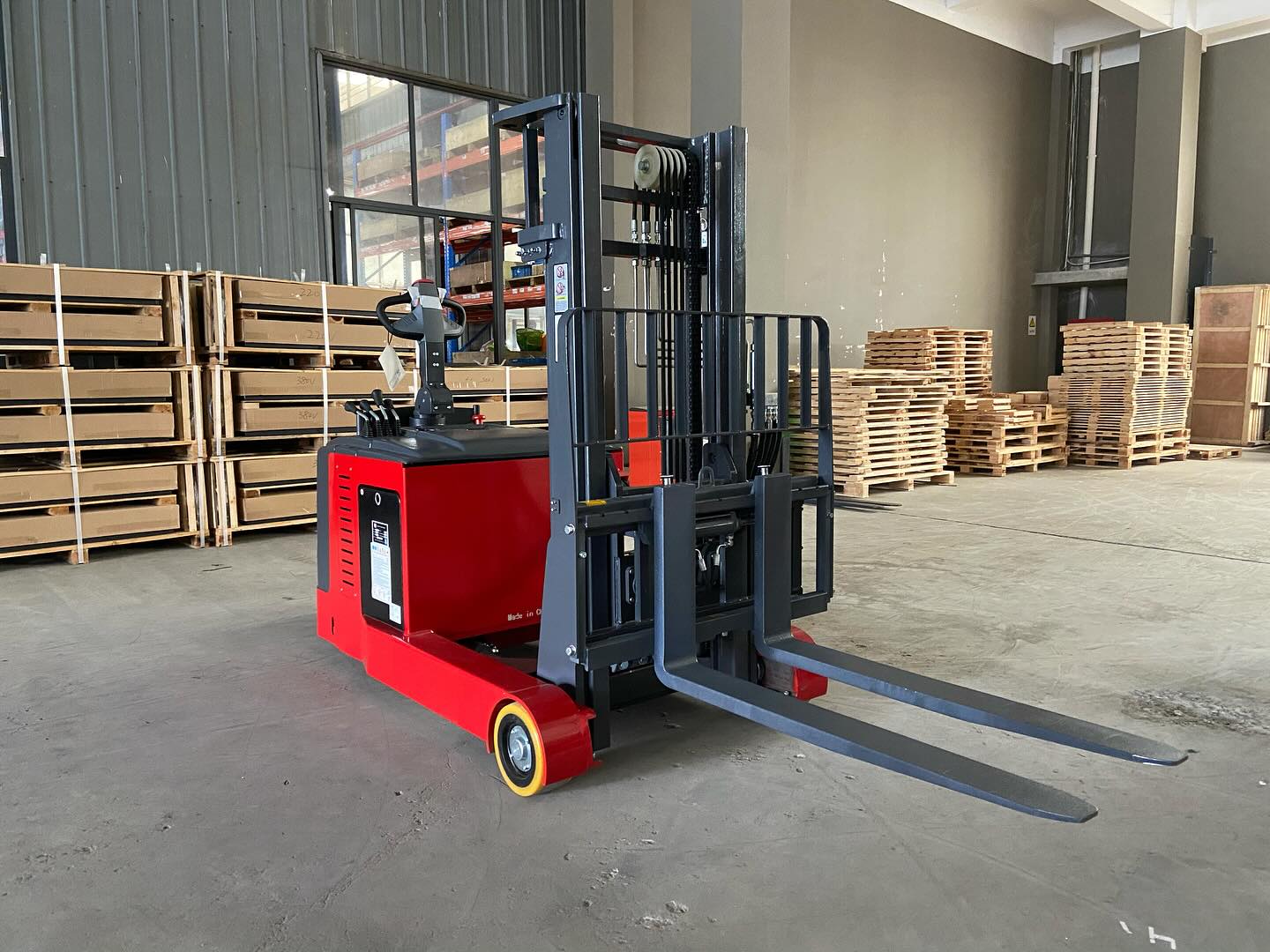 So Sánh Các Dòng Xe Nâng Điện: Xe Nâng Tay Điện, Kéo Tay và Đứng Lái